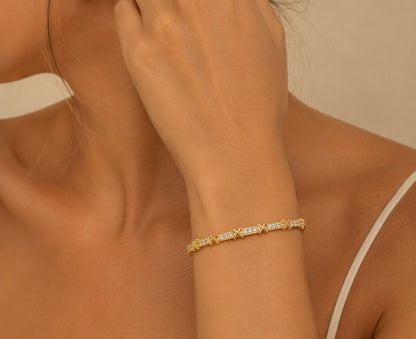 PULSEIRA DOURADA COM DETALHE EM X