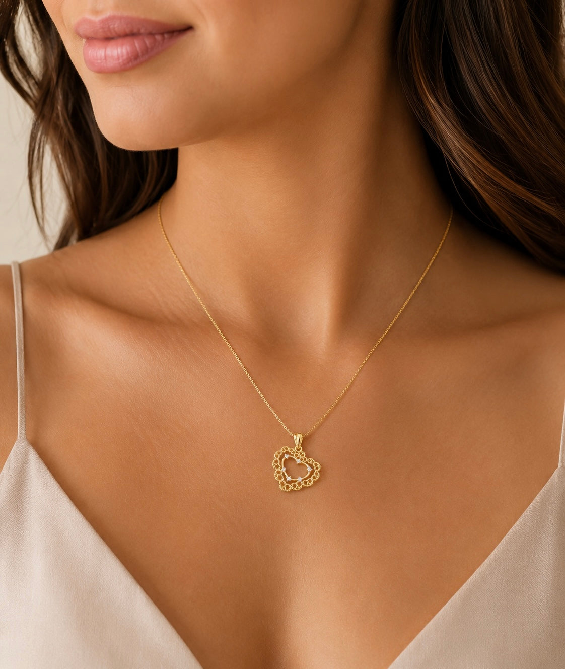 Pingente Dourado Coração Vazado Ponto de Luz