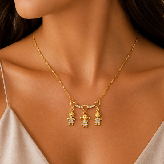 Pingente Dourado Mãe Dois Meninos e Uma Menina