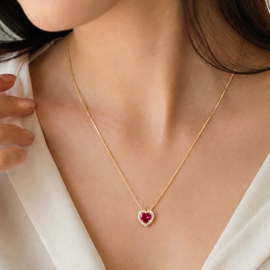 COLAR DOURADO CRAVEJADO CORAÇÃO VERMELHO